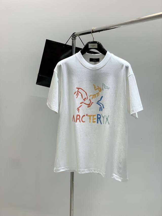 Arcteryx 始祖鸟，2025夏季Aw新品，时尚休闲圆领短袖T恤，专柜同步有售，原单狠货，进口原版面料，工艺极度复杂，视觉相当雅致时髦，高贵而优雅，从主体面
