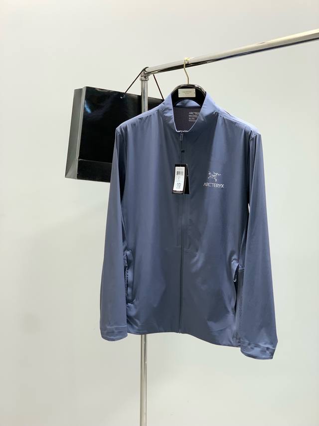 Arcteryx 始祖鸟，2025夏季Aw新品，时尚休闲防晒外套，专柜同步有售，原单狠货，进口原版面料，工艺极度复杂，视觉相当雅致时髦，高贵而优雅，从主体面料到