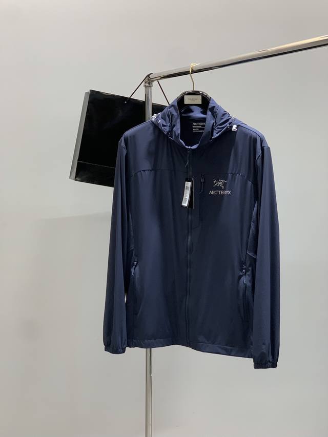 Arcteryx 始祖鸟，2025夏季Aw新品，时尚休闲防晒外套，专柜同步有售，原单狠货，进口原版面料，工艺极度复杂，视觉相当雅致时髦，高贵而优雅，从主体面料到
