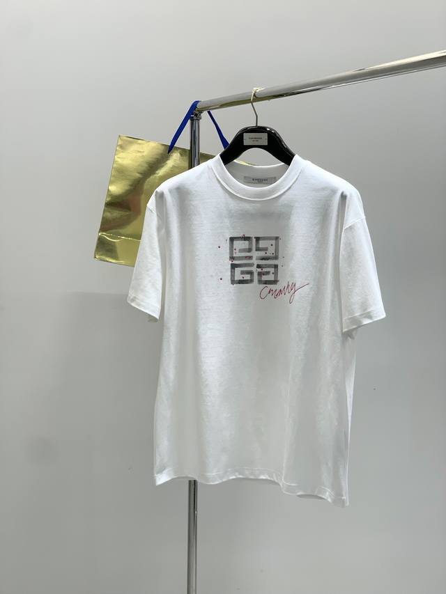 Givenchy 纪梵希，2025夏季最新品，专柜同步有售，原单狠货，时尚休闲圆领短袖T恤，进口原版面料，顶级印花工艺字母图案装饰Logo，档次极高，舒适百搭，