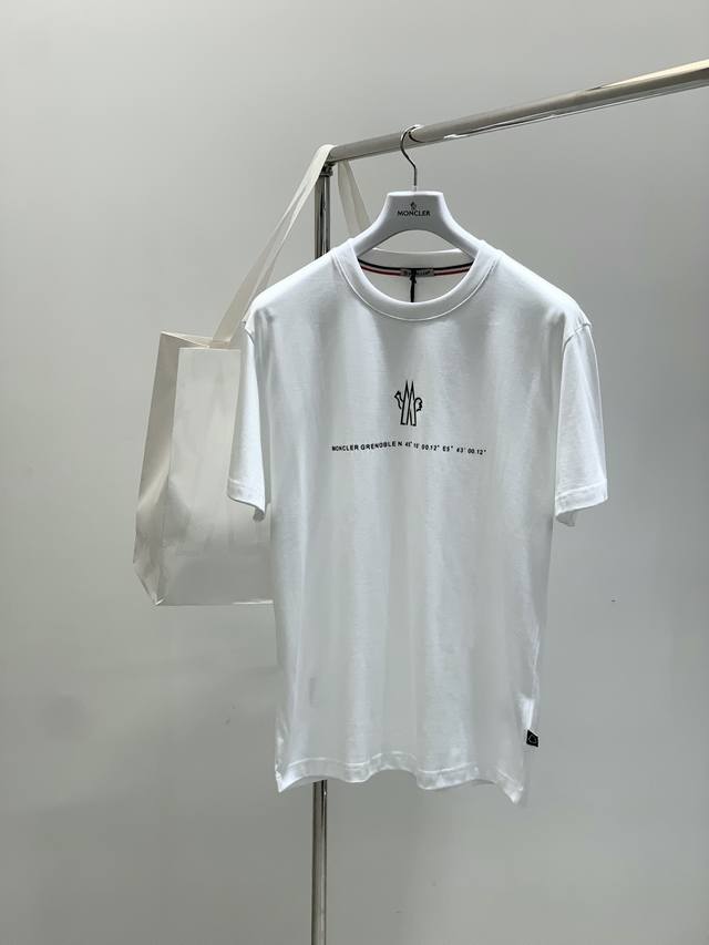 Moncler 蒙口，2025夏季最新品，专柜同步有售，原单狠货，时尚休闲圆领短袖T恤，上身舒适！吸睛而有亮点，采用进口原版面料，顶级印花工艺字母图案Logo，