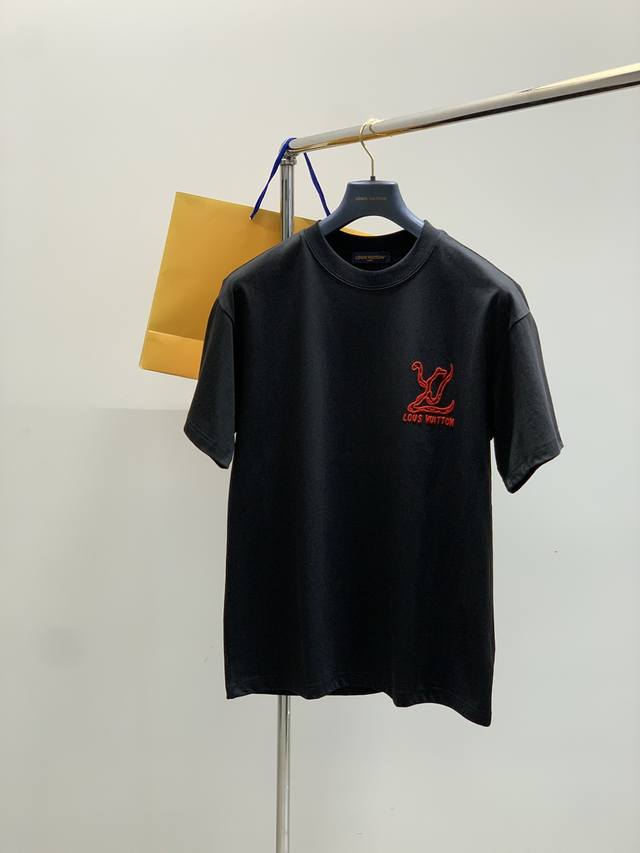 Louisvuitton 路易威登，2025夏季最新款，专柜同步有售，原单狠货，时尚休闲圆领短袖T恤，上身很有特点！吸睛而有亮点，进口原版面料，顶级印花工艺字母