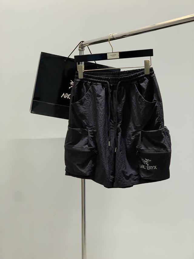 Arcteryx 始祖鸟，2025夏季新品，时尚休闲短裤，专柜同步有售，原单狠货，采用进口原版面料，顶级印花工艺字母图案Logo，档次极高，从容百搭，上身帅气有