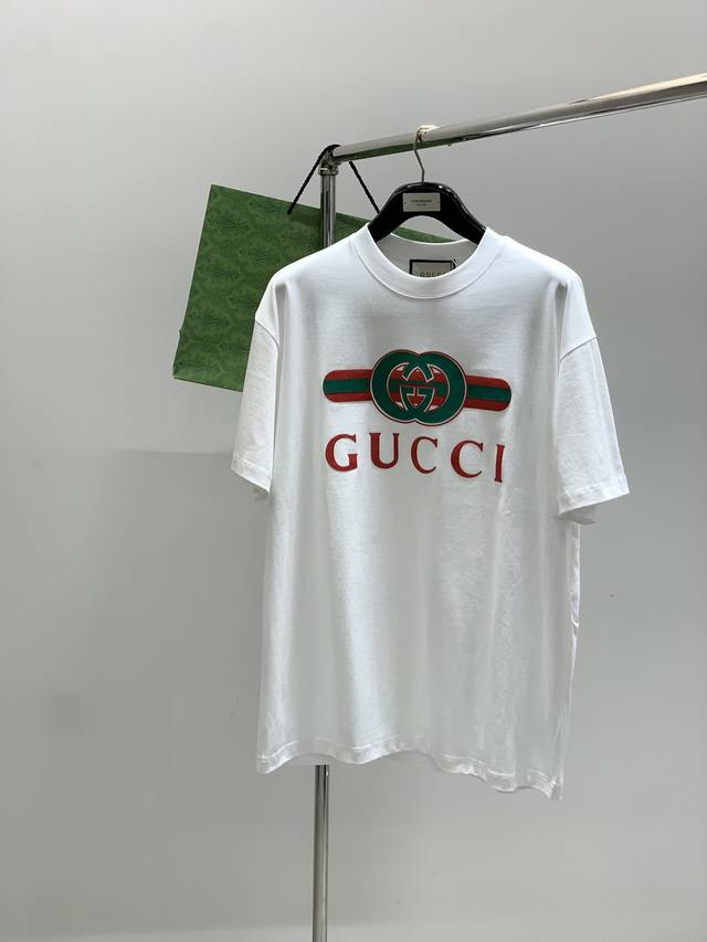 Gucci 古驰，2025夏季最新款，专柜同步有售，原单狠货，时尚休闲圆领短袖T恤，上身很有特点！吸睛而有亮点，进口原版面料，顶级印花工艺字母图案装饰Logo，