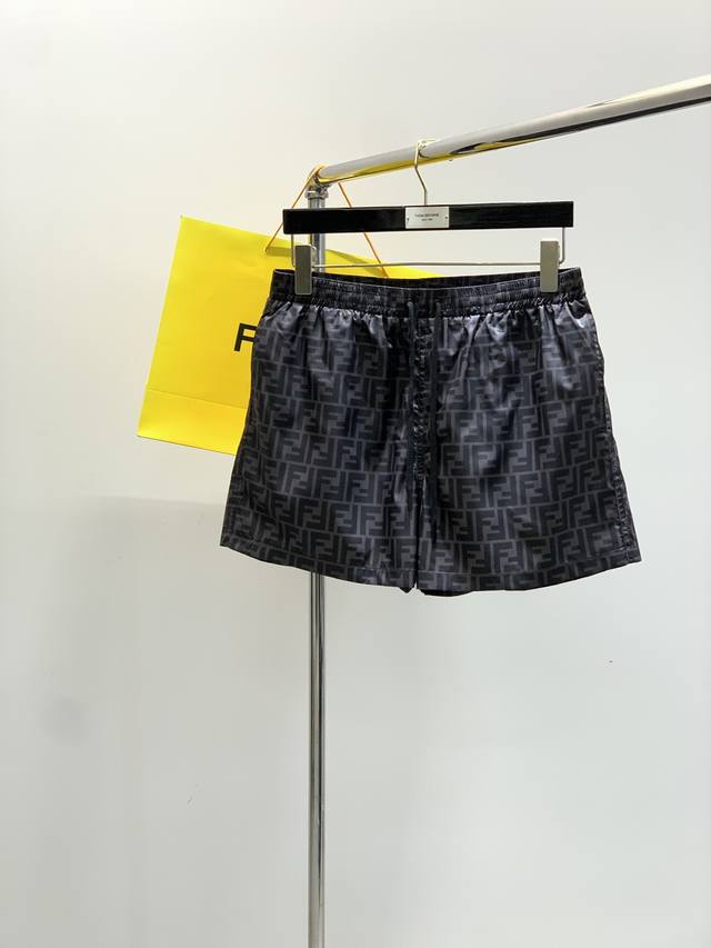 Fendi 芬迪，2025夏季最新品，专柜同步有售，原单狠货，时尚休闲短裤，进口原版面料，独特设计，上身舒适透气，顶级印花工艺字母图案装饰Logo，原版五金辅料