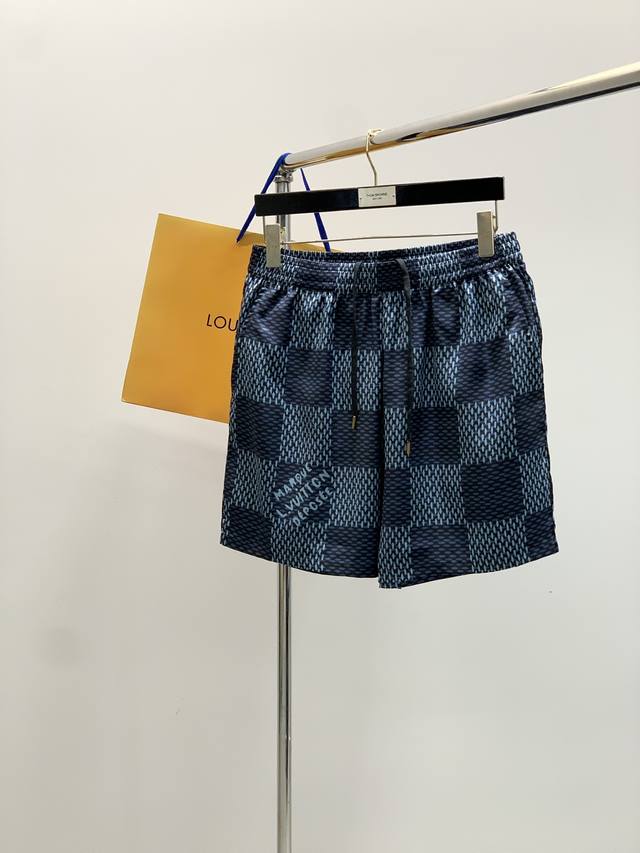 Louisvuitton 路易威登，2025夏季最新款，专柜同步有售，原单狠货，时尚休闲短裤，上身很有特点！吸睛而有亮点，进口原版面料，顶级印花工艺字母图案装饰