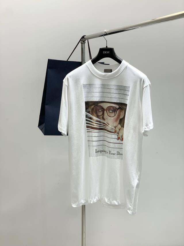 Dior 迪奥， 2025夏季新品，专柜同步有售，简约时尚休闲圆领短袖T恤，原版进口面料，舒适透气，顶级印花工艺字母图案Logo，档次极高，独特设计，上身时尚帅