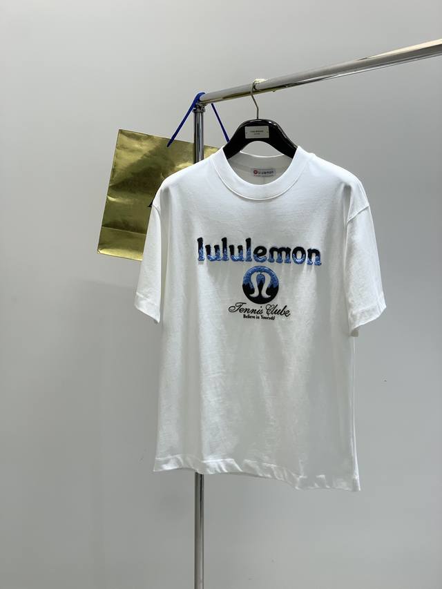 Lululemon，2025夏季最新款，专柜同步有售，原单狠货，时尚休闲圆领短袖T恤，上身很有特点！吸睛而有亮点，进口原版面料，顶级刺绣工艺字母图案装饰Logo