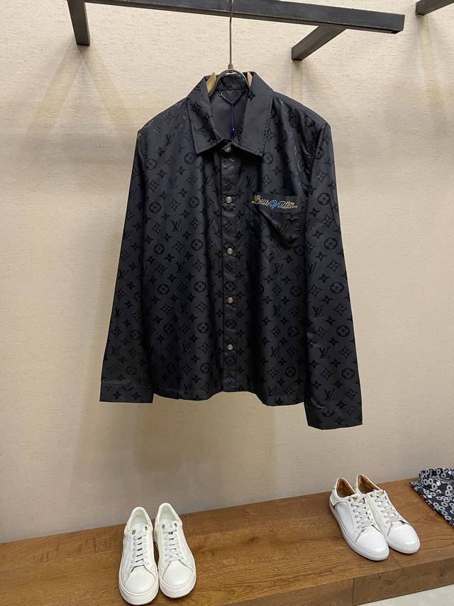 Lv，丝绸满印彩钻衬衫外套 原版27,200购入开发，采用定制100%桑蚕丝丝绸面料，肤感舒适 质感十足。定织定染，颜色100%一致。标识Logo采用布匹钢印压