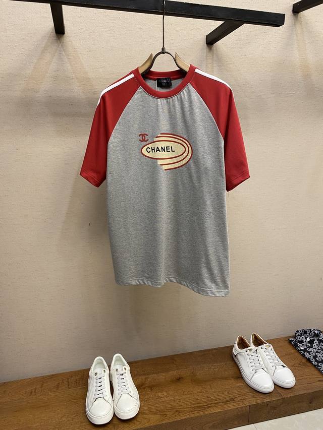 Chanel，Ch小香灰拼红校服T~情侣款短袖 复古与时尚的碰撞！经典拼色设计，红灰配色活力又吸睛，胸前标志性双C与品牌标识，诠释高阶辨识度。高克重纯棉针织面料