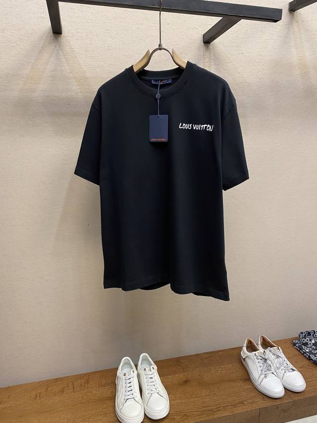 Lv、1V路易家2025Fw早春手写素描立体印花重磅纯棉洗水破坏半袖T恤。 洗涤方式：建议干洗或包裹洗衣袋反面单独冷水快速机洗自然晾干！ 尺码：S-Xl 颜色：