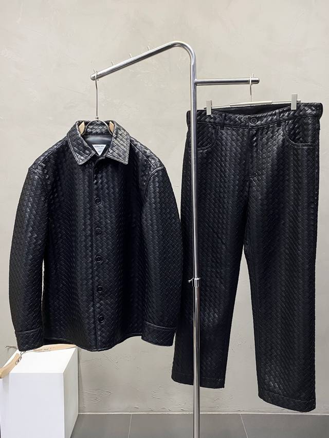 皮衣 、皮裤 。皮衣-Bottega Veneta葆蝶家独家专供最新秋冬皮衣套装 经典设计与颜值爆棚的皮衣套装 进口皮面料 品质更是无法挑剔品控可以直接入手，不