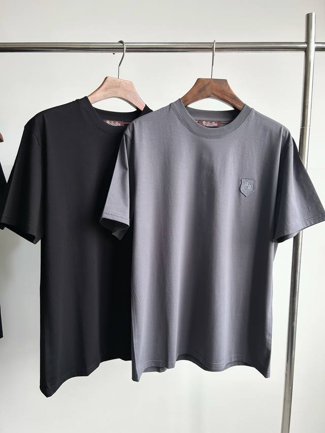 独家品质，定制面料Loro Piana贴布绣Logo男士短袖T恤，面料采用原版定制100%丝光棉，触感柔软细腻，透气性极佳，胸前饰有精致的贴布绣Logo标志刺绣