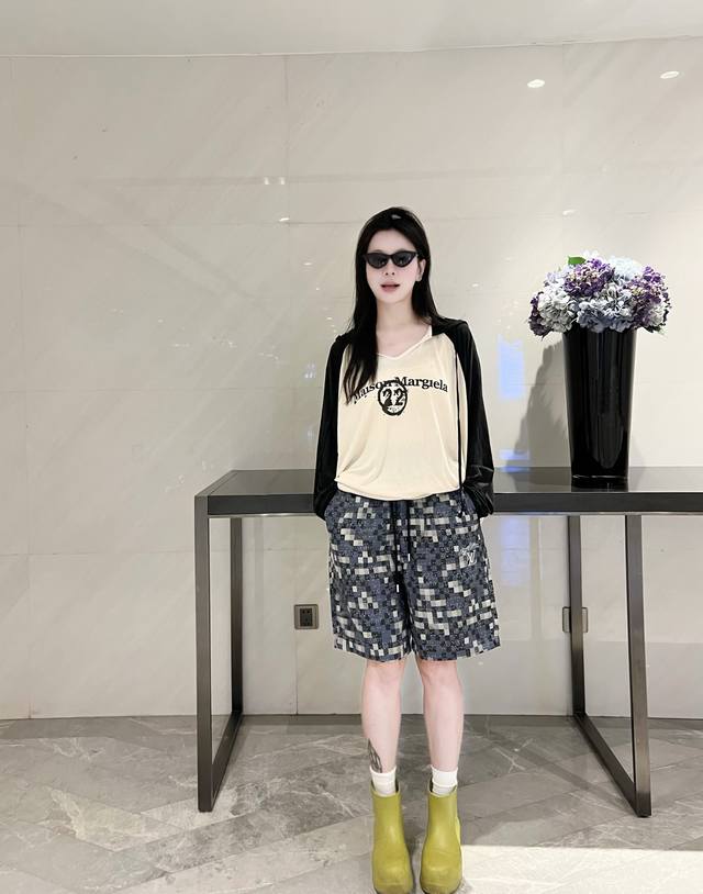Lv马赛克色织格仔纯棉休闲短裤 时髦精必备！这条色织格仔马赛克纯棉短裤，把时尚感狠狠拿捏！独特的马赛克格纹图案，以经典蓝灰格配色设计，打破常规，个性又吸睛，走在