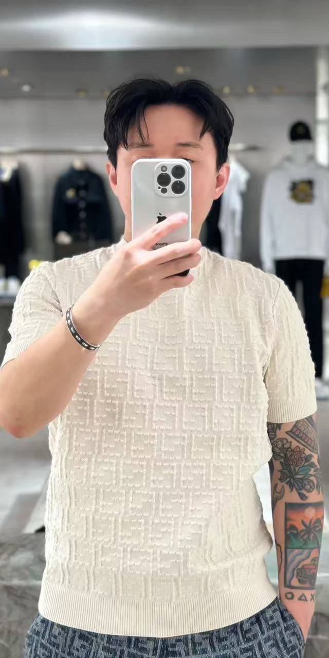 Fendi 双F满印提花针织短袖 面料：采用85棉，20锦纶，5羊仔毛。该成份绲纺毛纱织出成品效果非常完美，上身版型立体，不闷热。久穿不变形。 工艺：16针进口