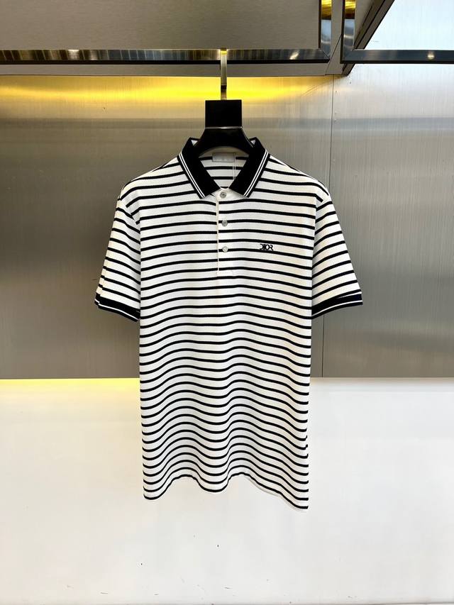 Dior、2025S经典标志性Logo点缀元素 经典时尚翻领 Polo衫短袖 ，贸易公司渠道订单，简约大气，时尚百搭，品相更是无法挑剔！选用客供进口定织纯棉珠地