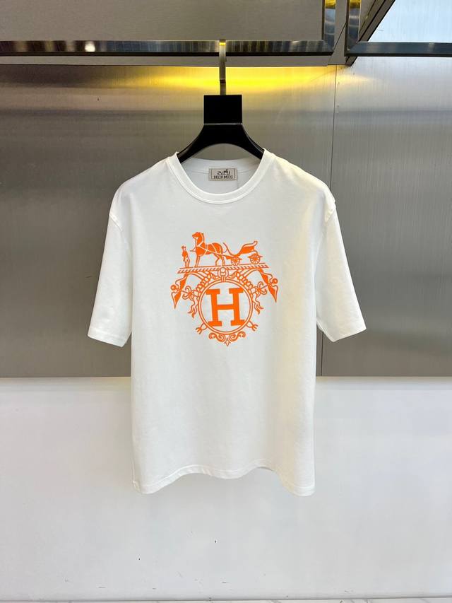 爱马仕、2025春夏全新系列单品上线，非常时髦前卫的一款男女同款短袖T恤，醒目的Logo图案修饰！区别于以往的不同，宣示品牌传承多年的设计理念！其吸睛度完全不亚