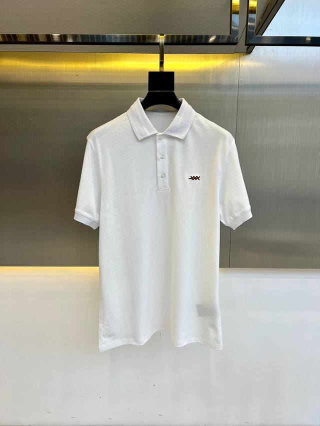 Zegn杰尼亚、2025春夏新品男士时装商务休闲短袖Polo衫，以面料和工艺为主导的一款休闲短袖，100%驻地丝光棉材质。摒弃了以往的风格与基调，走了极简的路线