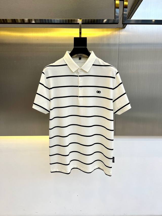 Ferragam菲拉格慕、 2025S夏季新品，设计时尚Polo衫，客供进口顶级100%驻地丝光棉制成，面料质地轻薄，具有优越的防皱性与耐久性，着穿冰丝爽滑，如