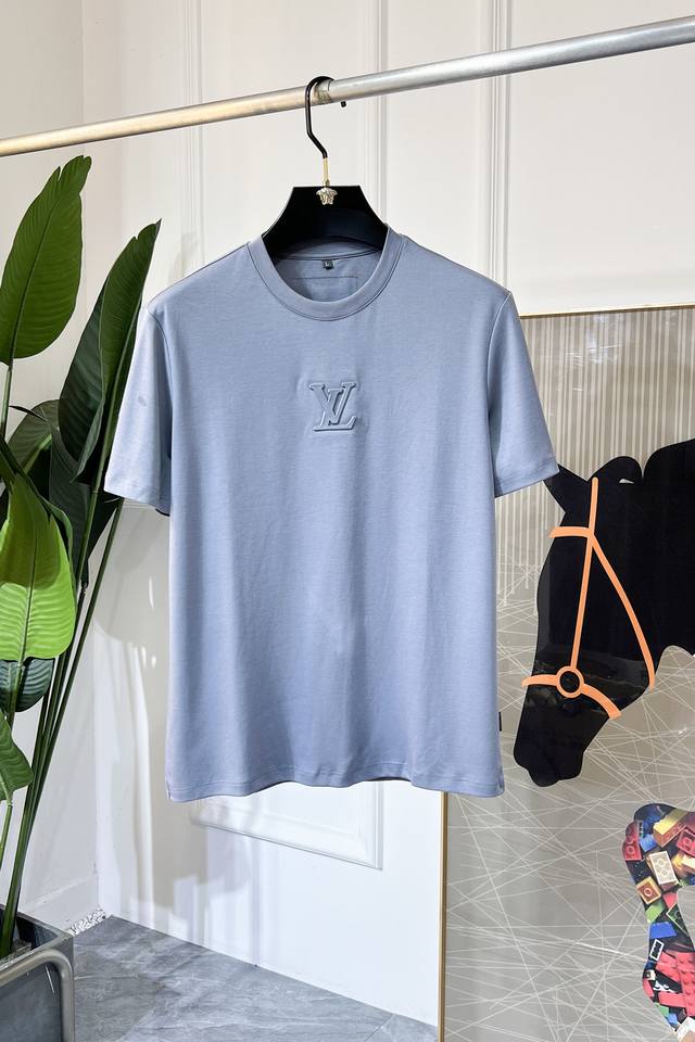 Lv 2025Ss蛇年贺岁款春夏精品短袖T恤 官网同步 高端品质 定制顶级丝光棉面料，顶级大厂1:1制作，时尚大牌重工艺Logo设计，手感柔软细腻 穿着亲肤舒适