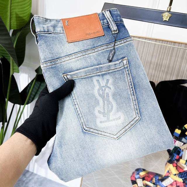 Ysl 2025Ss蛇年春夏贺岁款牛仔裤。原单1:1制作，日常必备的完美之选，简单大气亦时尚有型，定制进口丹宁面料 ，重工洗水工艺，做工复杂工艺精湛。轻松迎合四