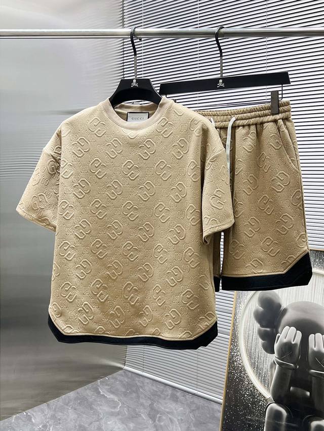 普拉达 Prada 2025Ss春夏新款 休闲 短袖 短裤裤 套装，高端版本！专柜定制面料 透气舒适度高，细节无可挑剔，品牌元素设计理念，体现高品质。手感细腻柔