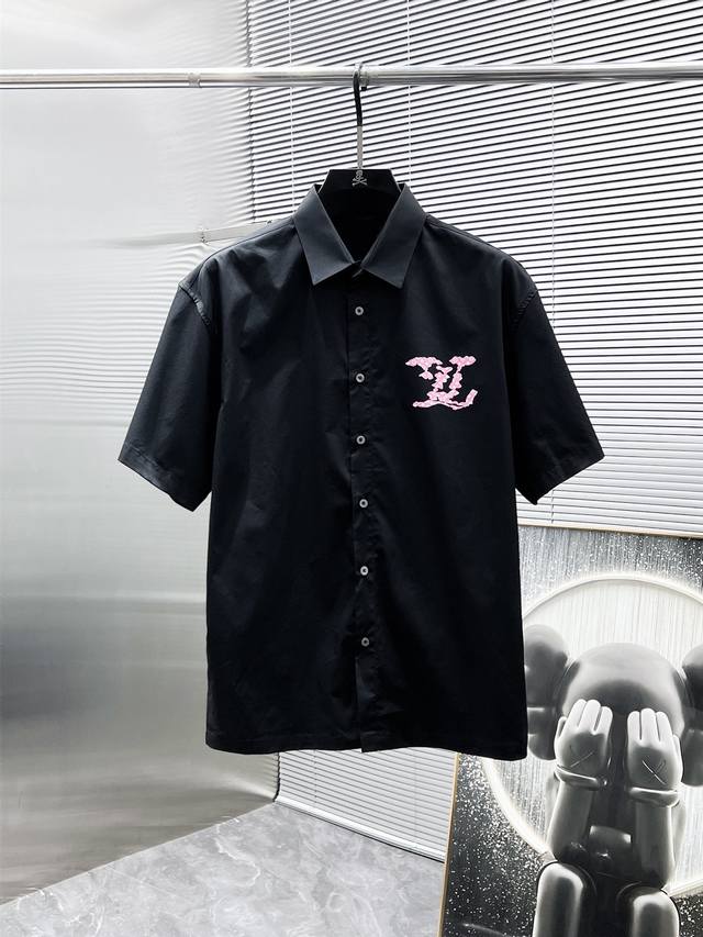 路易威登 Lv 2025Ss新款男士短袖 衬衫 衬衣，高端版本！专柜定制面料 透气舒适度高，细节无可挑剔，品牌元素设计理念，体现高品质。手感细腻柔软！呈现休闲裁