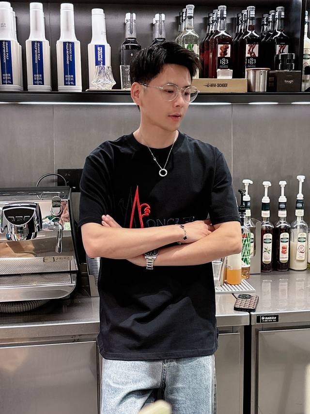 Moc25Ss春夏新款平纹针织棉布圆领短Tee，男女同款毛巾绣红蓝大标休闲套头短袖T恤衫！贸易公司渠道稀出，领先官网发售！穿着它走在街头巷尾，你或许会不经意间吸