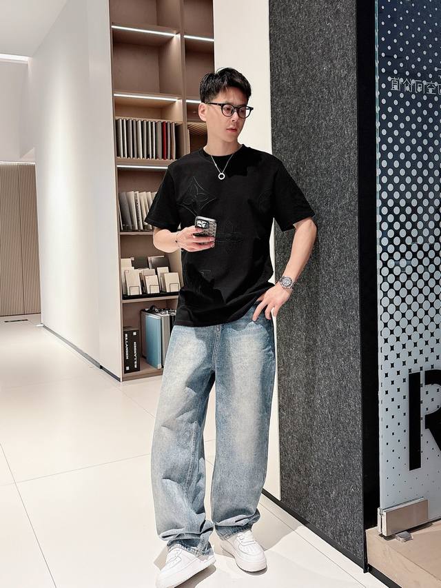 Lv25Ss春夏新款平纹针织棉布纯色圆领短Tee，男女同款链式刺绣老花图案宽松休闲短袖T恤衫！贸易公司渠道稀出，同步官网发售13840Rmb！本款T恤以链式刺绣