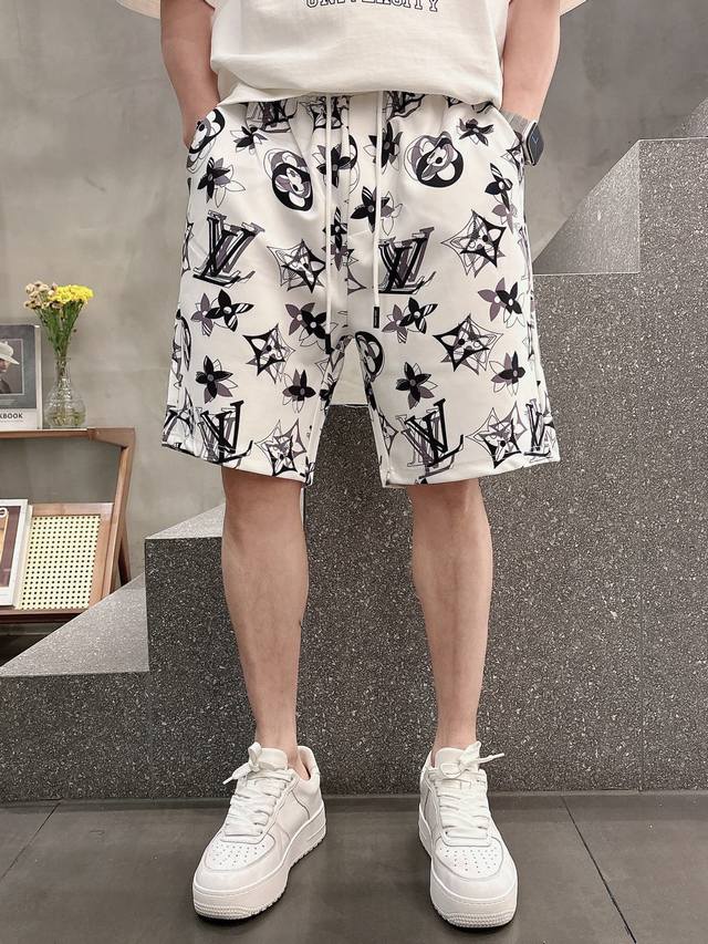 Lv 2025春夏新款男士休闲短裤 高端货简洁时尚大方 定制原版进口面料 简洁利落又清爽 品质做工细节经得起任何形式检验简约大方百搭款 上身优雅帅气，焕然一新的