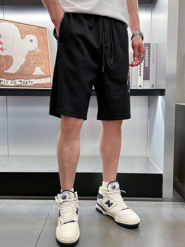 Dg 2025春夏新款男士休闲短裤 高端货简洁时尚大方 定制原版进口面料 简洁利落又清爽 品质做工细节经得起任何形式检验，简约大方百搭款 上身优雅帅气，焕然一新