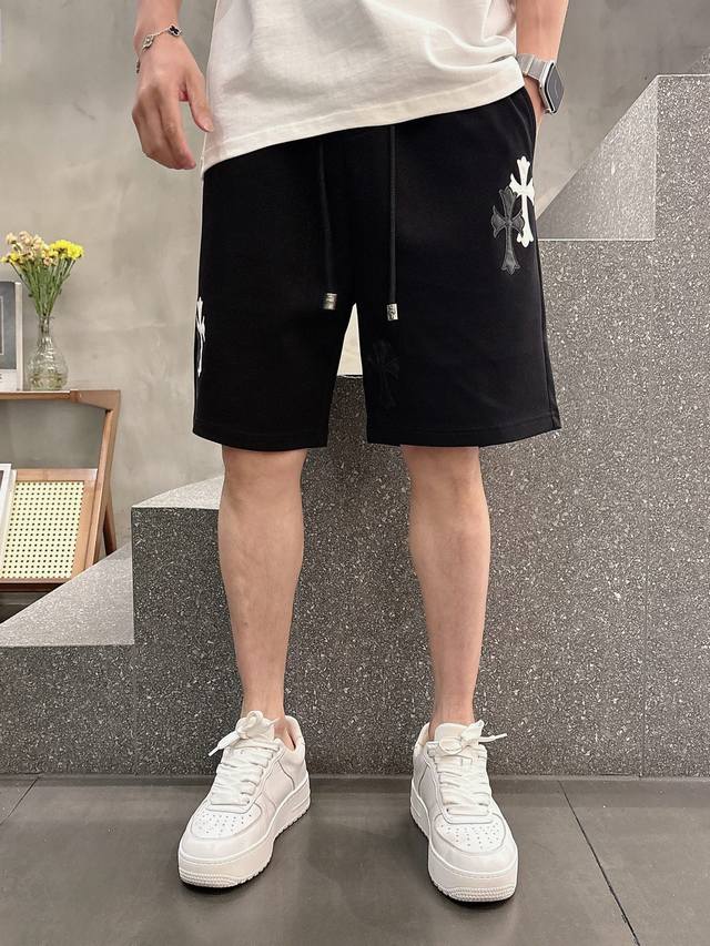 克罗心 2025春夏新款男士休闲短裤 高端货简洁时尚大方 定制原版进口面料 简洁利落又清爽 品质做工细节经得起任何形式检验简约大方百搭款 上身优雅帅气，焕然一新
