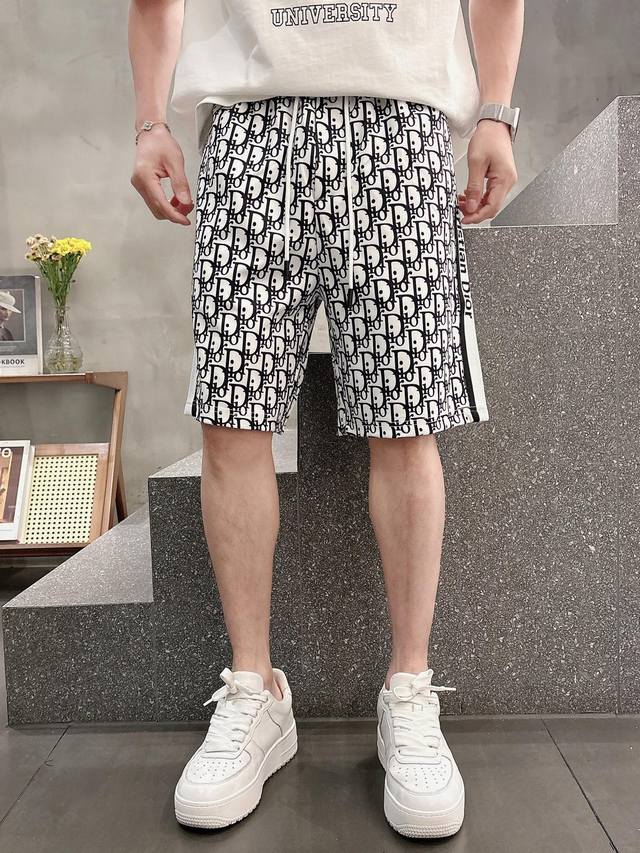 迪奥 2025春夏新款男士休闲短裤 高端货简洁时尚大方 定制原版进口面料 简洁利落又清爽 品质做工细节经得起任何形式检验简约大方百搭款 上身优雅帅气，焕然一新的