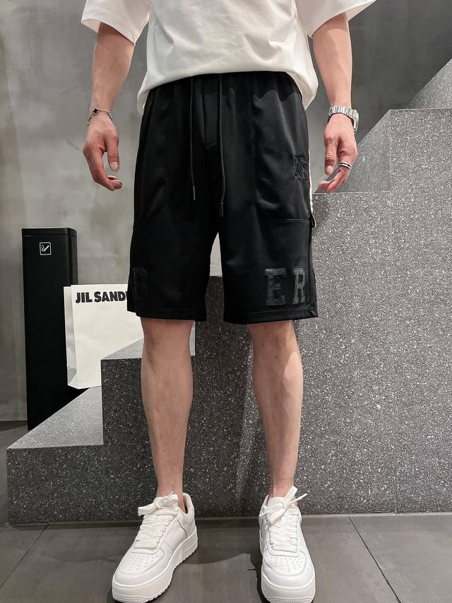 巴宝莉 2025春夏新款男士休闲短裤 高端货简洁时尚大方 定制原版进口面料 简洁利落又清爽 品质做工细节经得起任何形式检验简约大方百搭款 上身优雅帅气，焕然一新