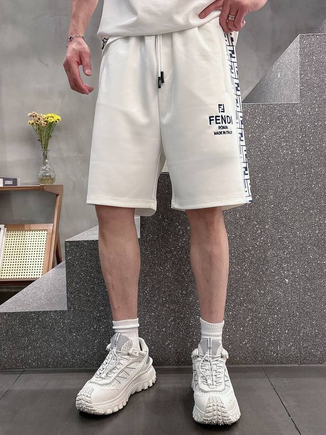 芬迪 2025春夏新款男士休闲短裤 高端货简洁时尚大方 定制原版进口面料 简洁利落又清爽 品质做工细节经得起任何形式检验简约大方百搭款 上身优雅帅气，焕然一新的