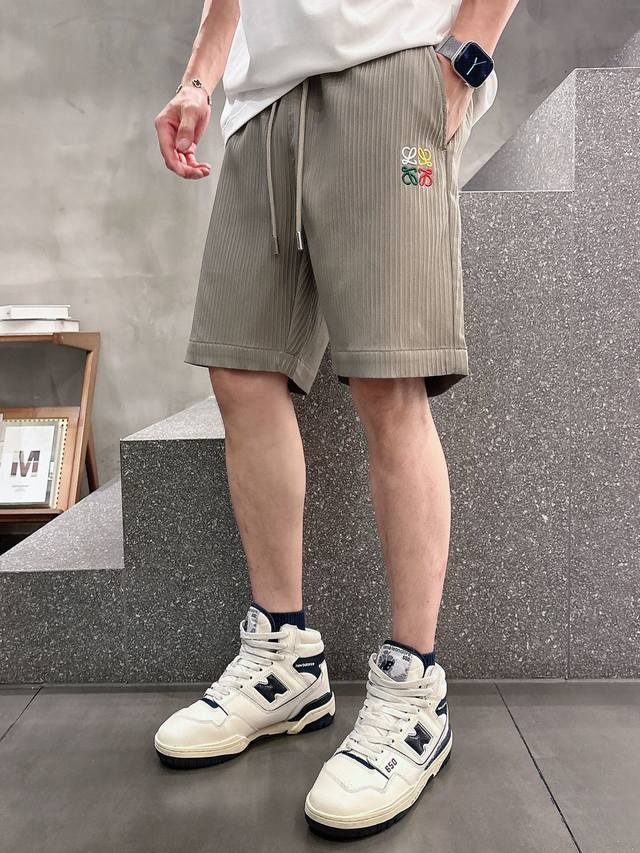 Lve 春夏新款休闲短裤！官网同步发售。定制品牌经典Logo，定制面料，舒适度极好，手触感强烈。辨识度极高，完美品相工艺。 尺码：M-3Xl