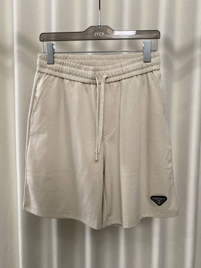 Prada.夏季男士饰三角徽标冰氧棉休闲短裤，正面左侧脚口边缀饰涂珐琅三角金属徽标品牌经典元素，辨识度直接拉满，弹性松紧腰边带抽绳，两个侧袋+背面贴袋设计，定制