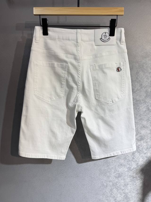 Moncler 蒙口 春夏最新品五分牛仔裤出入专卖店无压力 专柜热销款 品味与价值共享 身穿着非常舒适 低调不失奢华 穿出去非常有档次,裤型款式和裁剪亦无需多言