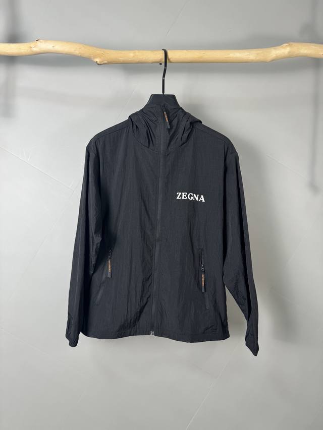 Zegna 杰尼亚 2025春夏新款男士防晒服轻薄外套，独特订制防晒科技面料，结合凉感涂层体感清凉不闷热，出汗后速干，适合夏季户外活动。 轻量透气，舒适度高，超