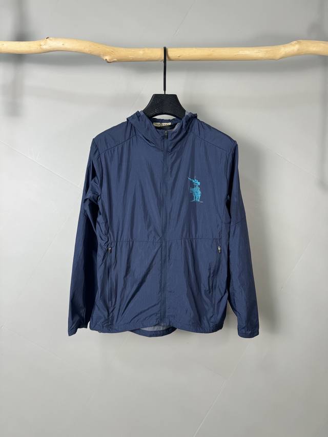 Burberry 巴宝莉 2025春夏新款男士防晒服轻薄外套，独特订制防晒科技面料，结合凉感涂层体感清凉不闷热，出汗后速干，适合夏季户外活动。 轻量透气，舒适度