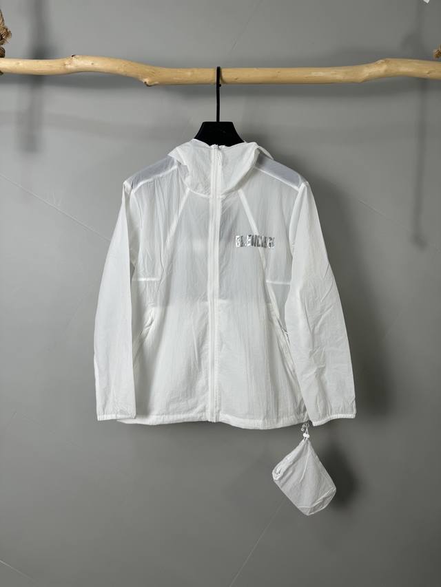 Balenciaga 巴黎世家 2025春夏新款男士防晒服轻薄外套，独特订制防晒科技面料，结合凉感涂层体感清凉不闷热，出汗后速干，适合夏季户外活动。 轻量透气，