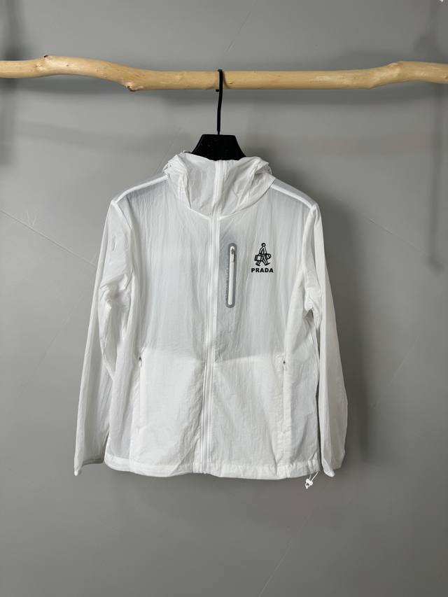 Prada 普拉达 2025春夏新款男士防晒服轻薄外套，独特订制防晒科技面料，结合凉感涂层体感清凉不闷热，出汗后速干，适合夏季户外活动。 轻量透气，舒适度高，超
