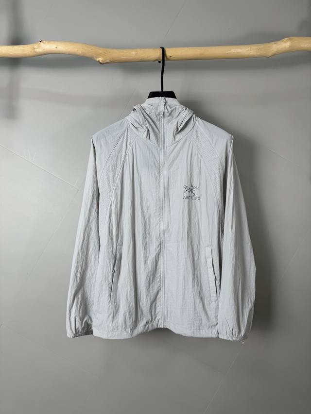 Arcteryx 始祖鸟 2025春夏新款男士防晒服轻薄外套，独特订制防晒科技面料，结合凉感涂层体感清凉不闷热，出汗后速干，适合夏季户外活动。 轻量透气，舒适度
