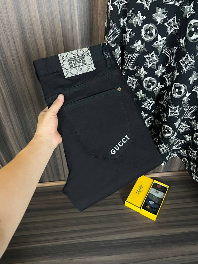 古奇 新款来袭2630新春爆款新品 专柜有售 实体店极品牛仔裤专柜原版1:1好货，适合各个年龄段。市场最高版本的欧洲进口面料。舒适柔软亲肤，上身效果超级棒时尚百