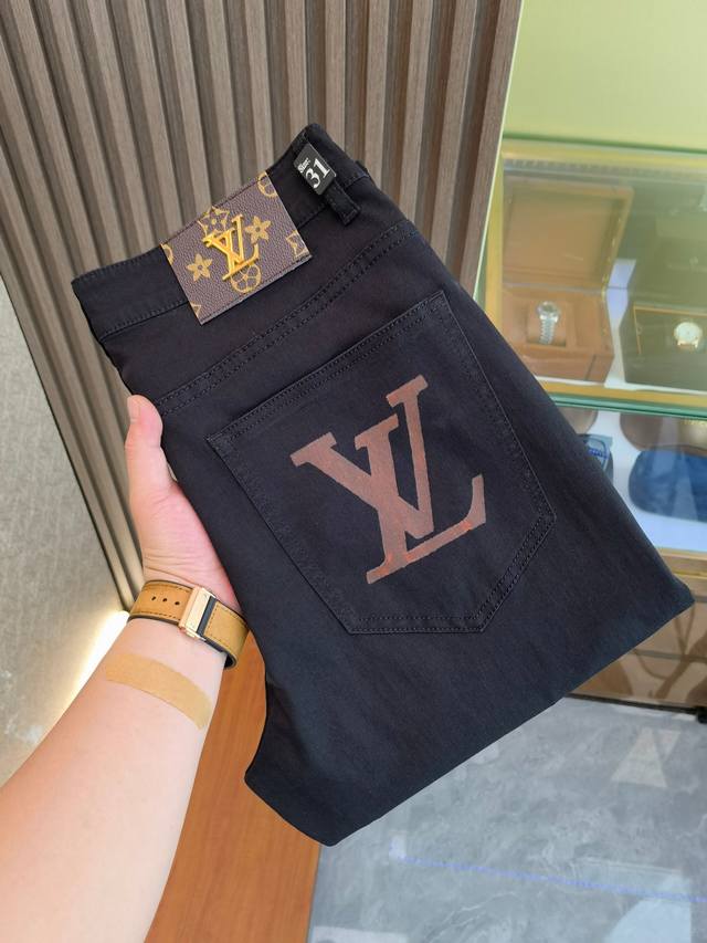Lv 新款来袭2630新春爆款新品 专柜有售 实体店极品牛仔裤专柜原版1:1好货，适合各个年龄段。市场最高版本的欧洲进口面料。舒适柔软亲肤，上身效果超级棒时尚百