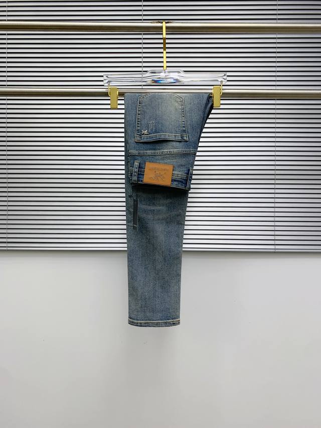始祖鸟 新品 高端独家发售 25Ss四季款超燃炸街系列之最牛仔裤 独家隆重推出 原版定制高端品质面料 定制五金版型修身剪裁 面料带弹力 微弹上身舒适度超高 必爆