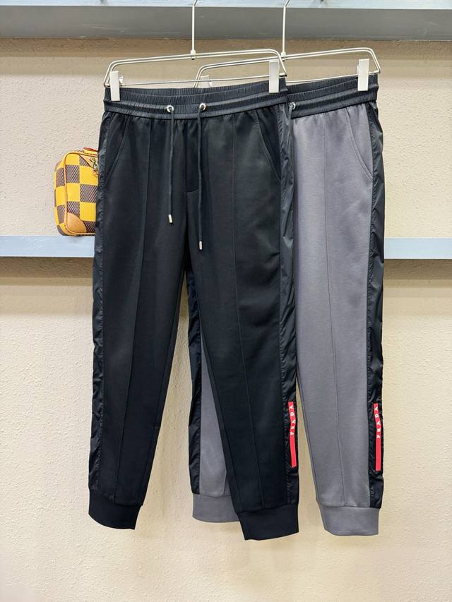 Prada 普拉达 2025新品爆款休闲裤，选用欧洲进口面料，柔软舒适有质感，原版五金配件，非常炫酷细节处理精致，上身效果超级无敌赞，潮流百搭。尚选面料匠心而制