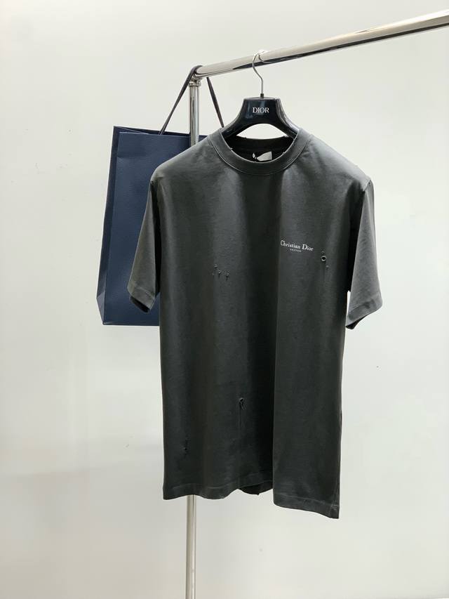 Dior 迪奥， 2025夏季新品，专柜同步有售，简约时尚休闲圆领短袖T恤，原版进口面料，舒适透气，顶级印花工艺字母图案Logo，档次极高，独特设计，上身时尚帅