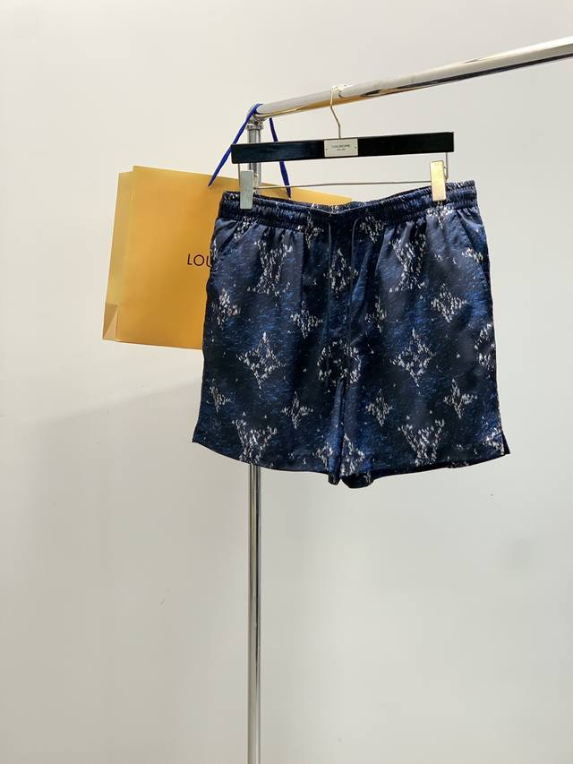 一套 Louisvuitton 路易威登，2025夏季最新款，专柜同步有售，原单狠货，时尚休闲套装，上身很有特点！吸睛而有亮点，进口原版面料，顶级印花工艺字母图