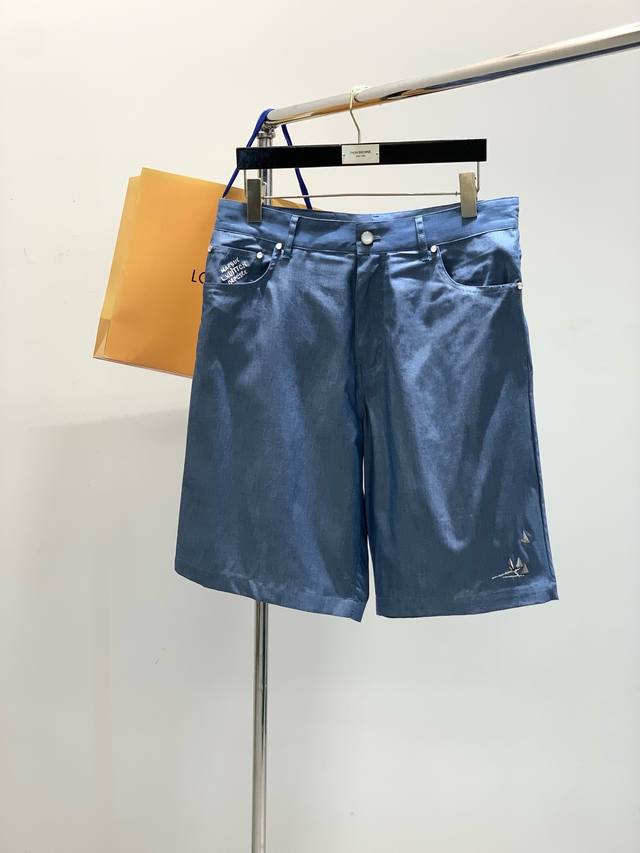一套 Louisvuitton 路易威登，2025夏季最新款，专柜同步有售，原单狠货，时尚休闲套装，上身很有特点！吸睛而有亮点，进口原版面料，顶级珠绣工艺字母图